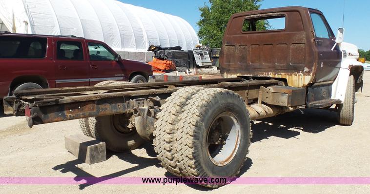 image for item L4918 1978 GMC 6500 truck cab and chassis