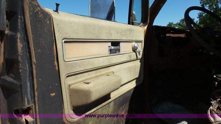 image for item L4918 1978 GMC 6500 truck cab and chassis
