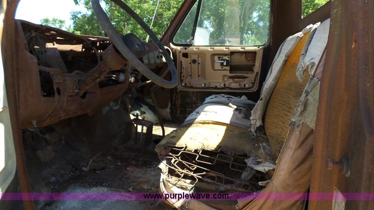 image for item L4918 1978 GMC 6500 truck cab and chassis