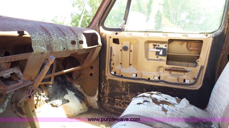 image for item L4918 1978 GMC 6500 truck cab and chassis