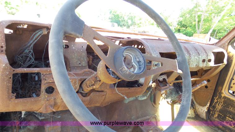 image for item L4918 1978 GMC 6500 truck cab and chassis