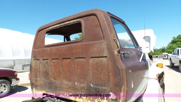 image for item L4918 1978 GMC 6500 truck cab and chassis