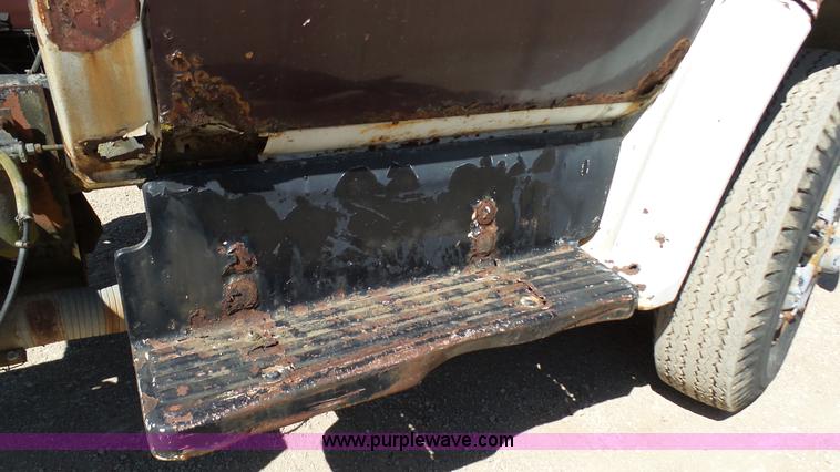 image for item L4918 1978 GMC 6500 truck cab and chassis