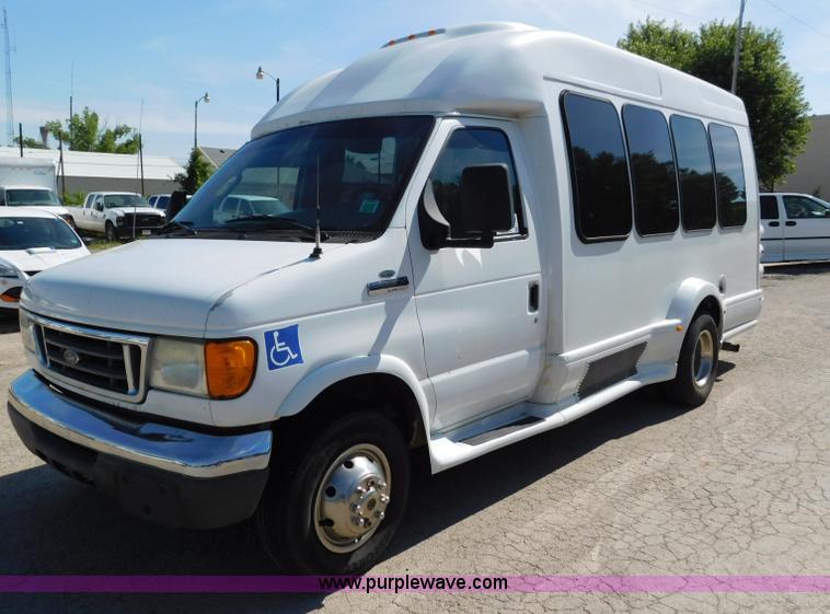 image for item L5887 2006 Ford E350 Super Duty bus