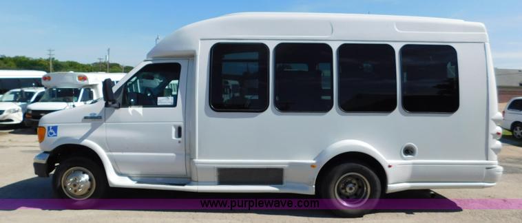 image for item L5887 2006 Ford E350 Super Duty bus