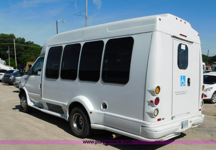 image for item L5887 2006 Ford E350 Super Duty bus