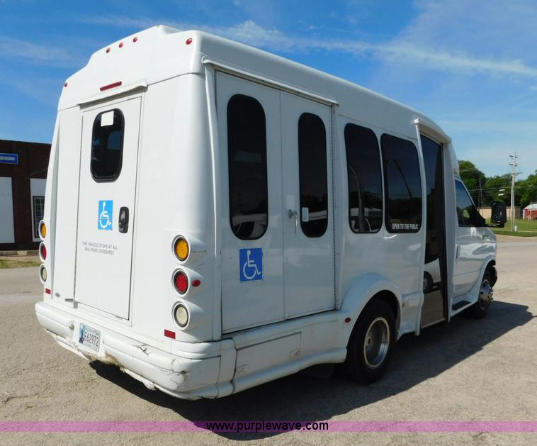 image for item L5887 2006 Ford E350 Super Duty bus