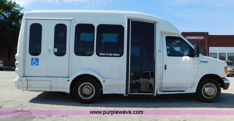 image for item L5887 2006 Ford E350 Super Duty bus