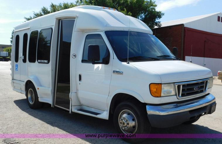 image for item L5887 2006 Ford E350 Super Duty bus