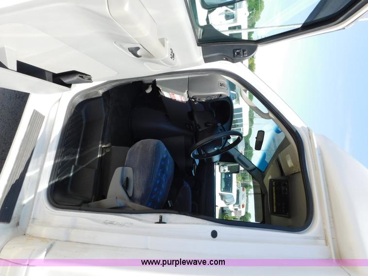 image for item L5887 2006 Ford E350 Super Duty bus