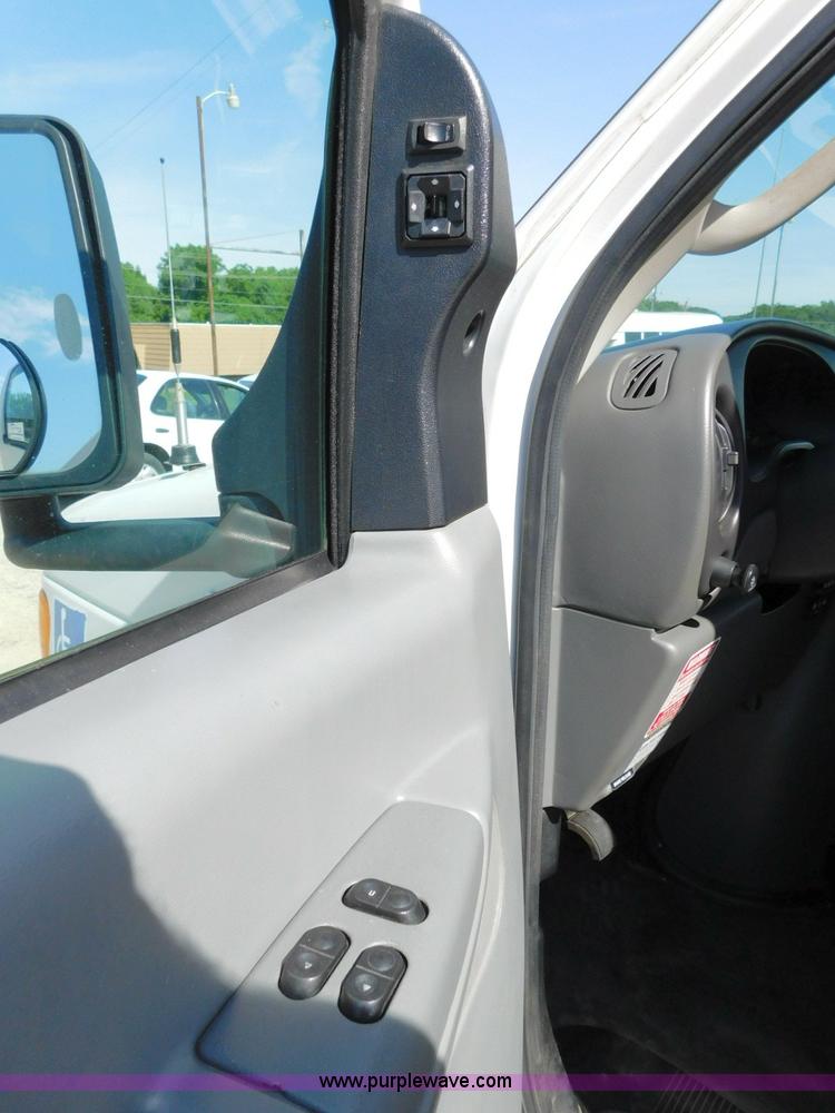 image for item L5887 2006 Ford E350 Super Duty bus