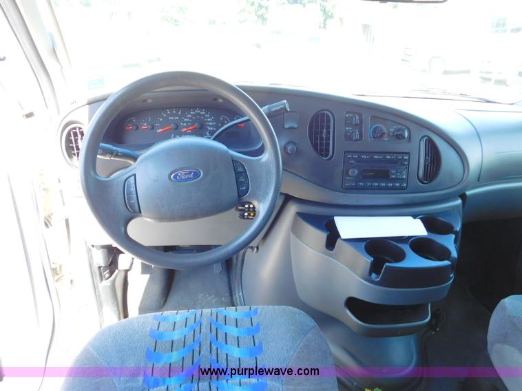 image for item L5887 2006 Ford E350 Super Duty bus