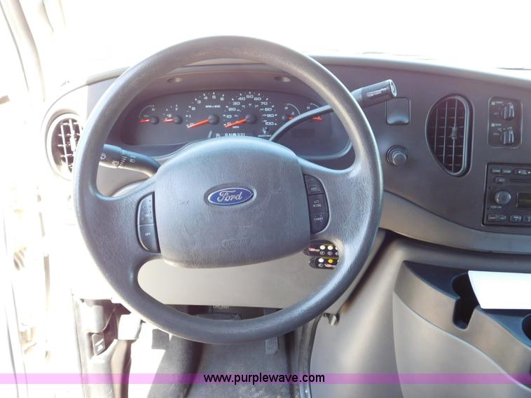 image for item L5887 2006 Ford E350 Super Duty bus