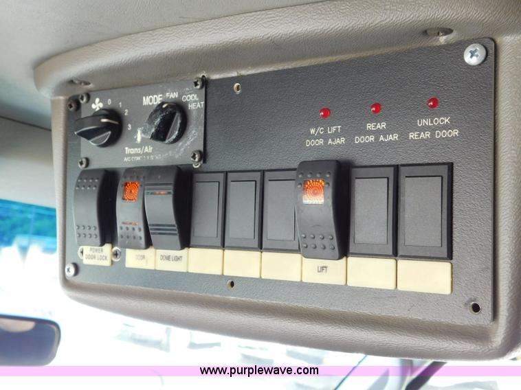 image for item L5887 2006 Ford E350 Super Duty bus