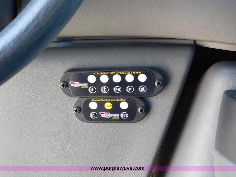 image for item L5887 2006 Ford E350 Super Duty bus