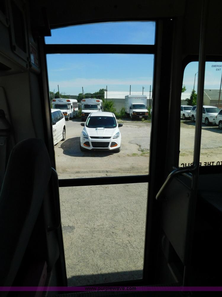 image for item L5887 2006 Ford E350 Super Duty bus