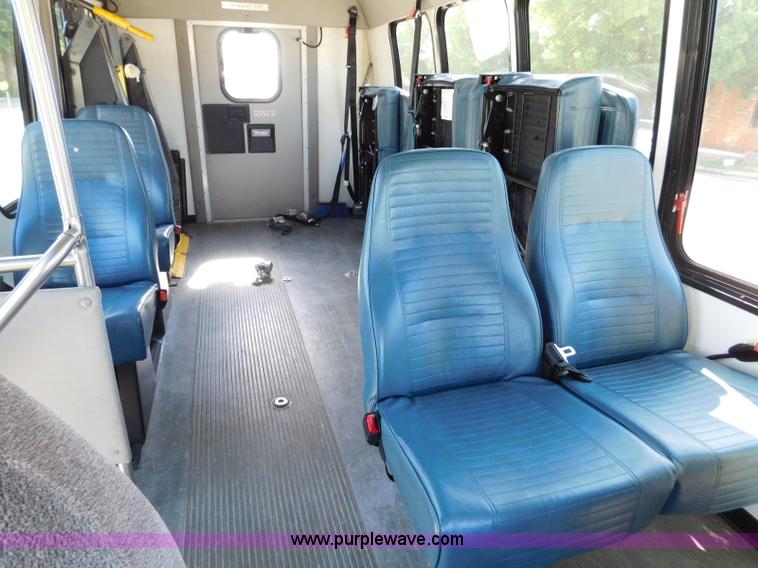 image for item L5887 2006 Ford E350 Super Duty bus