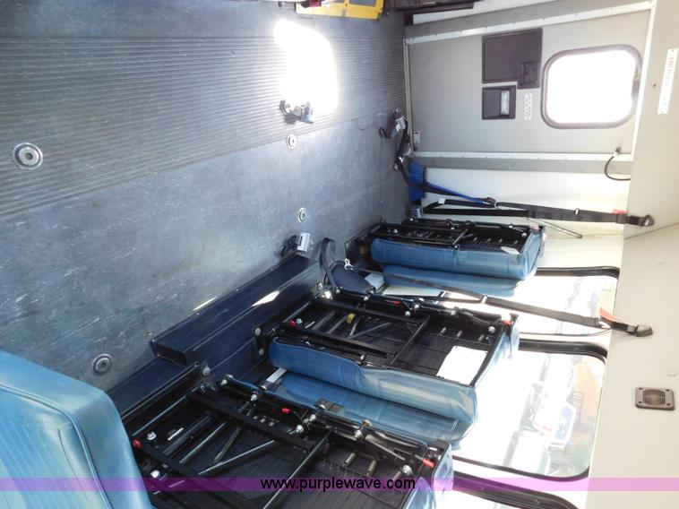 image for item L5887 2006 Ford E350 Super Duty bus