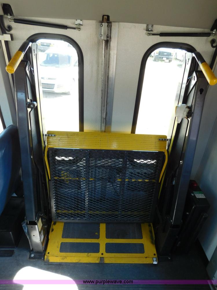 image for item L5887 2006 Ford E350 Super Duty bus