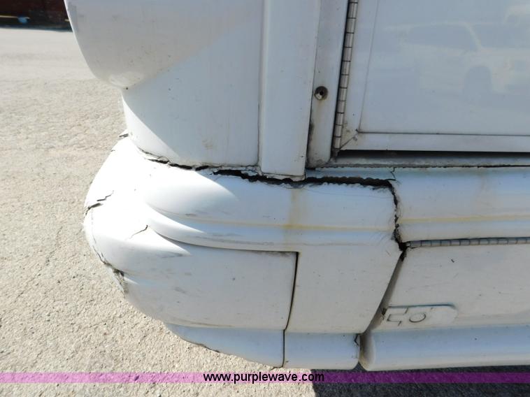 image for item L5887 2006 Ford E350 Super Duty bus