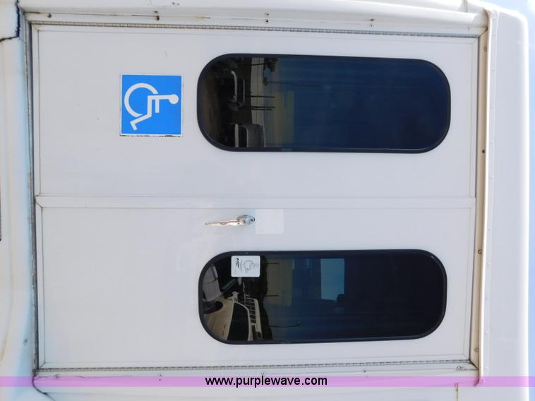 image for item L5887 2006 Ford E350 Super Duty bus