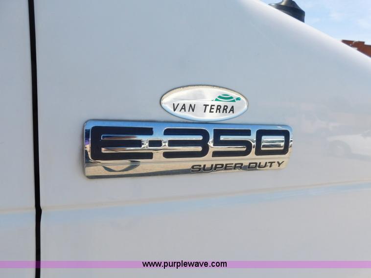 image for item L5887 2006 Ford E350 Super Duty bus
