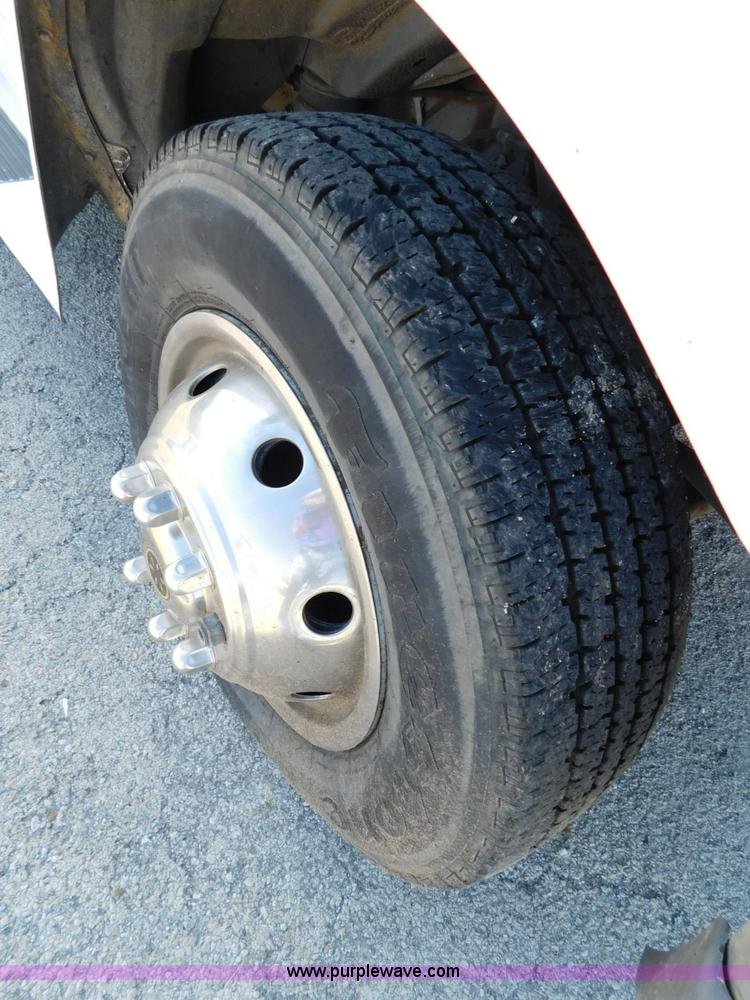 image for item L5887 2006 Ford E350 Super Duty bus