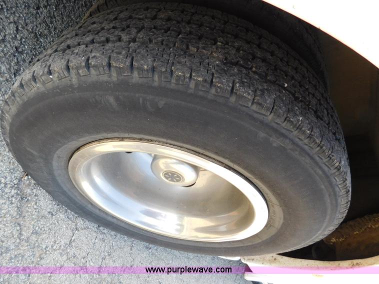 image for item L5887 2006 Ford E350 Super Duty bus