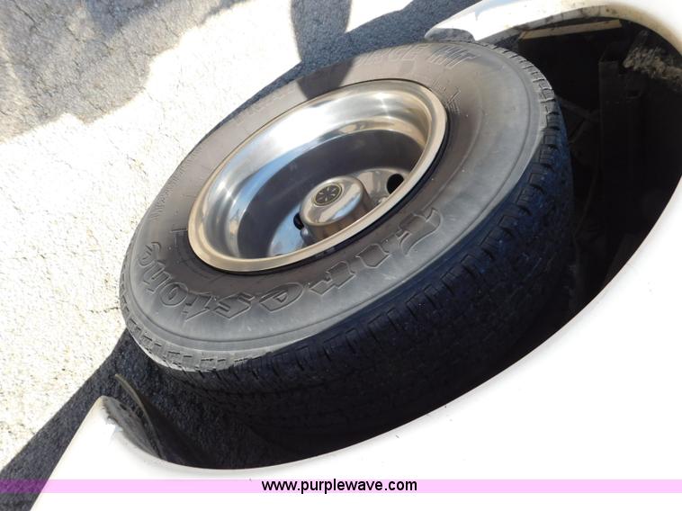 image for item L5887 2006 Ford E350 Super Duty bus