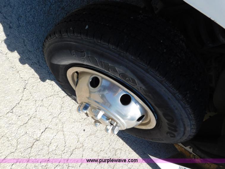 image for item L5887 2006 Ford E350 Super Duty bus