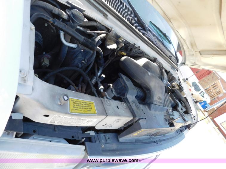 image for item L5887 2006 Ford E350 Super Duty bus
