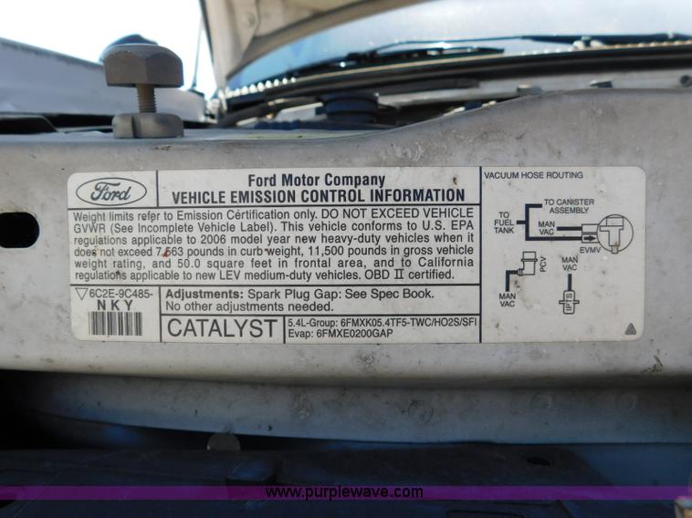 image for item L5887 2006 Ford E350 Super Duty bus