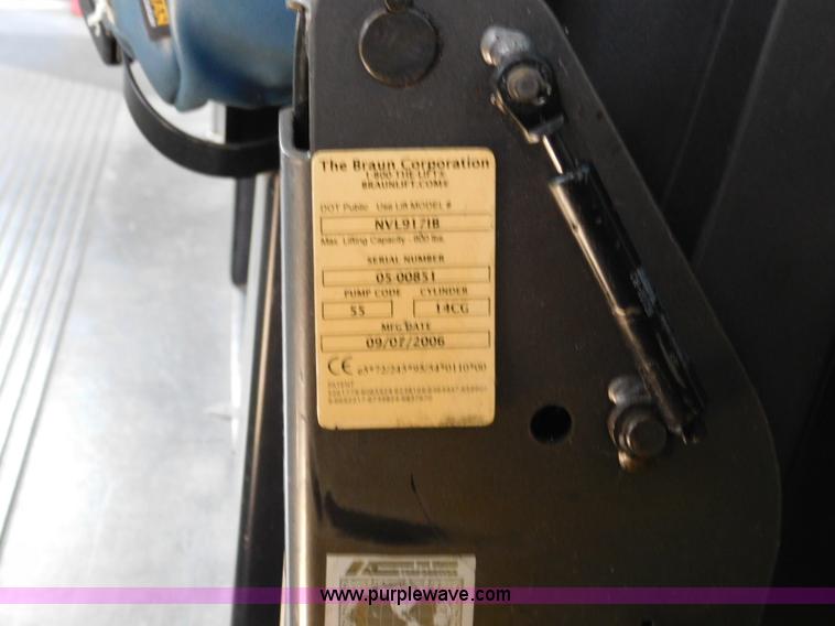 image for item L5887 2006 Ford E350 Super Duty bus