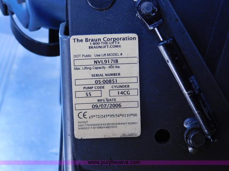 image for item L5887 2006 Ford E350 Super Duty bus