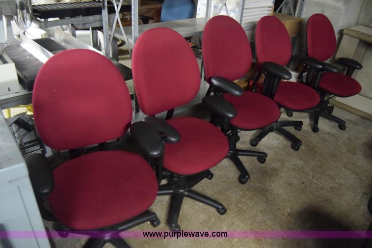 (29) office chairs in Wichita, KS Item AR9587 sold Purple Wave