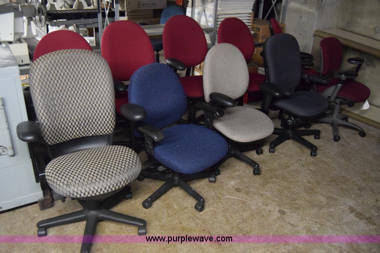 (29) office chairs in Wichita, KS Item AR9587 sold Purple Wave