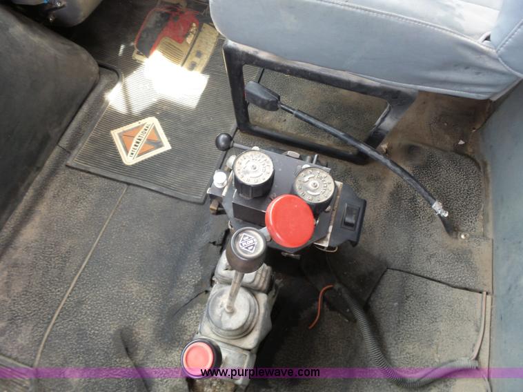 image for item BR9342 2006 International 7400 dump truck