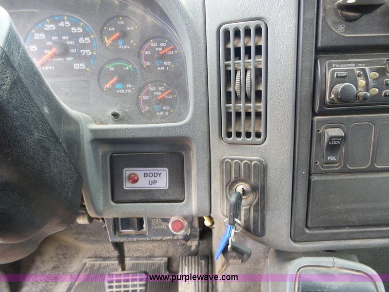 image for item BR9342 2006 International 7400 dump truck