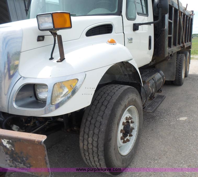 image for item BR9342 2006 International 7400 dump truck