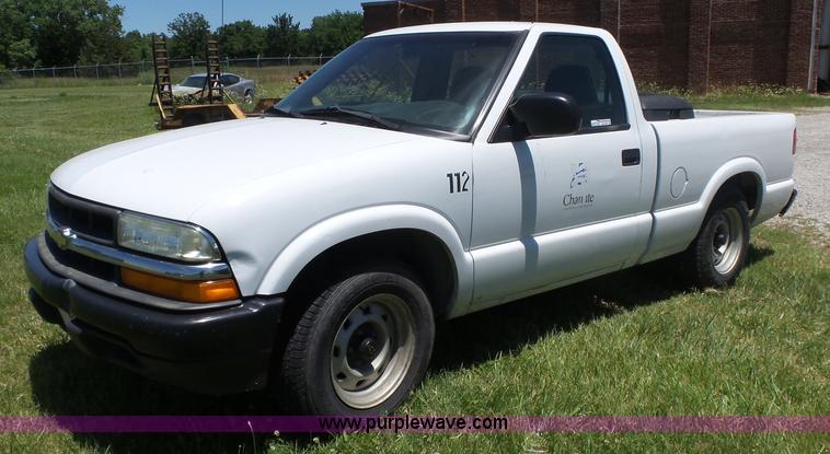 image for item BZ9579 2003 Chevrolet S10 pickup truck