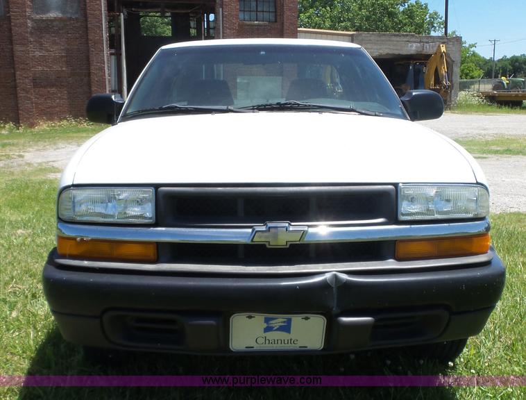 image for item BZ9579 2003 Chevrolet S10 pickup truck