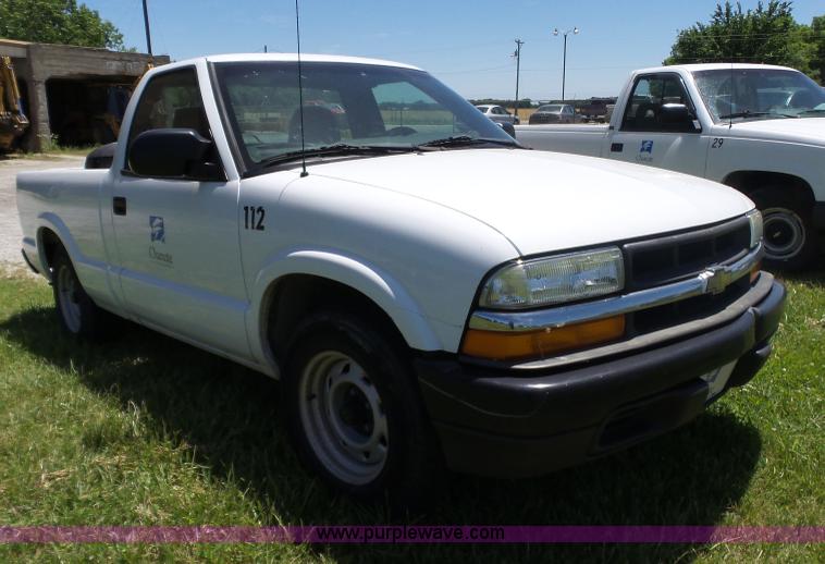image for item BZ9579 2003 Chevrolet S10 pickup truck