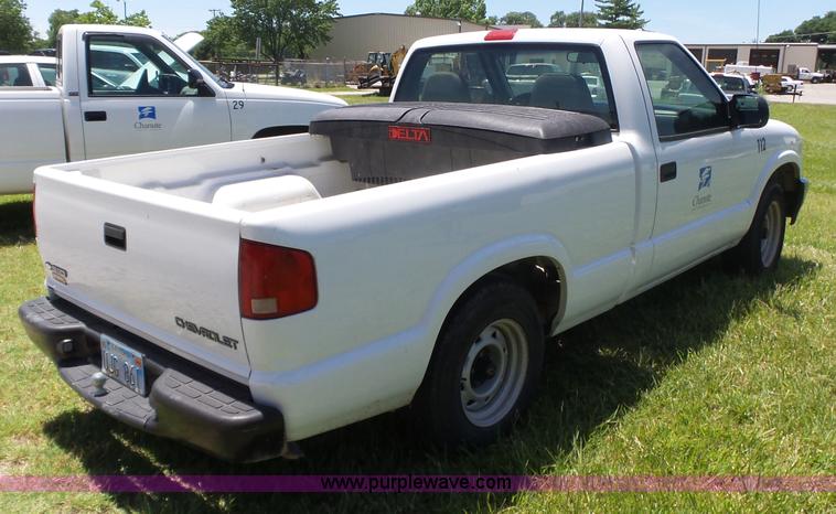 image for item BZ9579 2003 Chevrolet S10 pickup truck