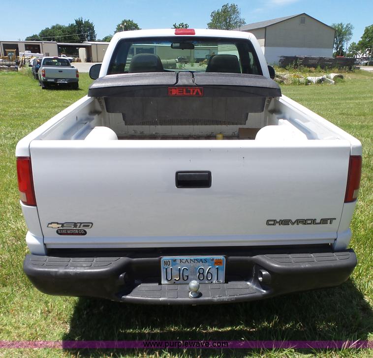 image for item BZ9579 2003 Chevrolet S10 pickup truck