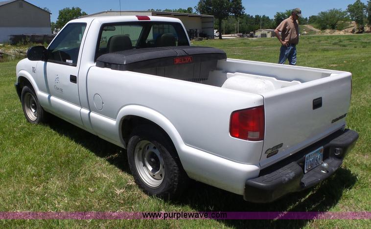 image for item BZ9579 2003 Chevrolet S10 pickup truck