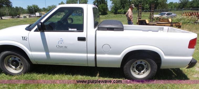 image for item BZ9579 2003 Chevrolet S10 pickup truck