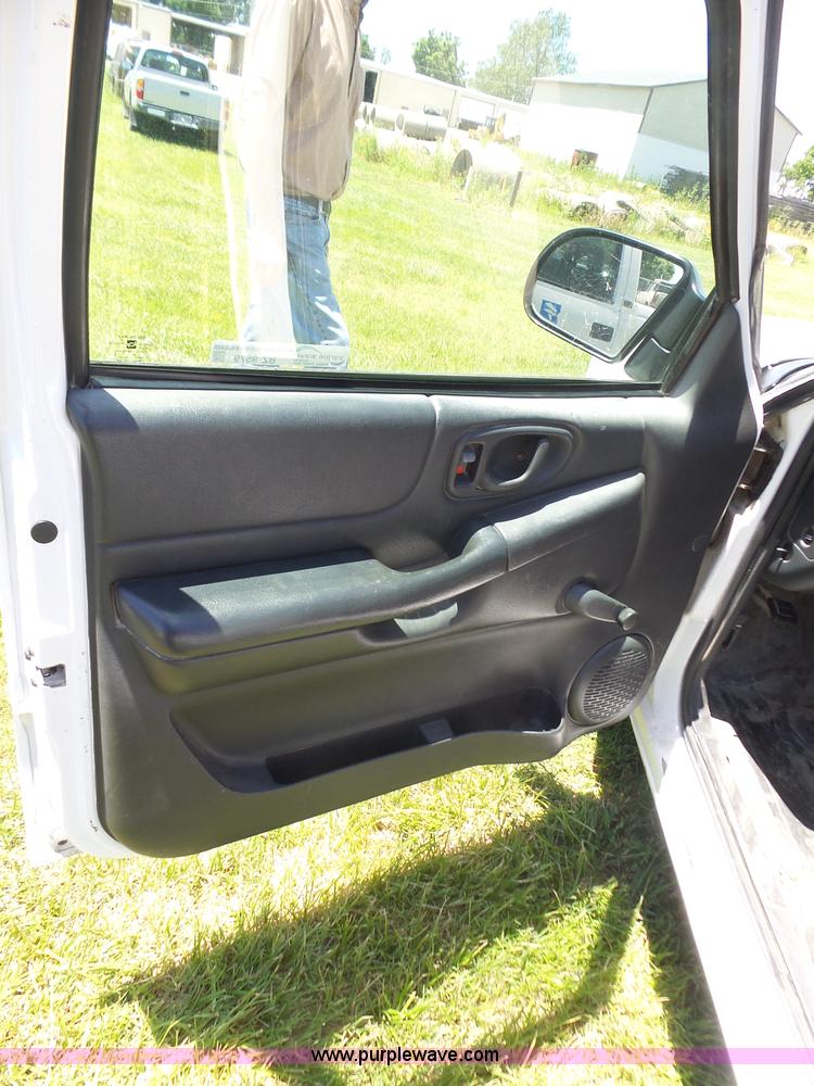 image for item BZ9579 2003 Chevrolet S10 pickup truck