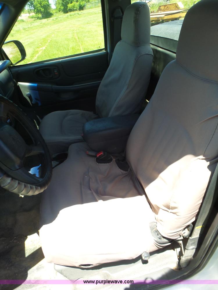 image for item BZ9579 2003 Chevrolet S10 pickup truck