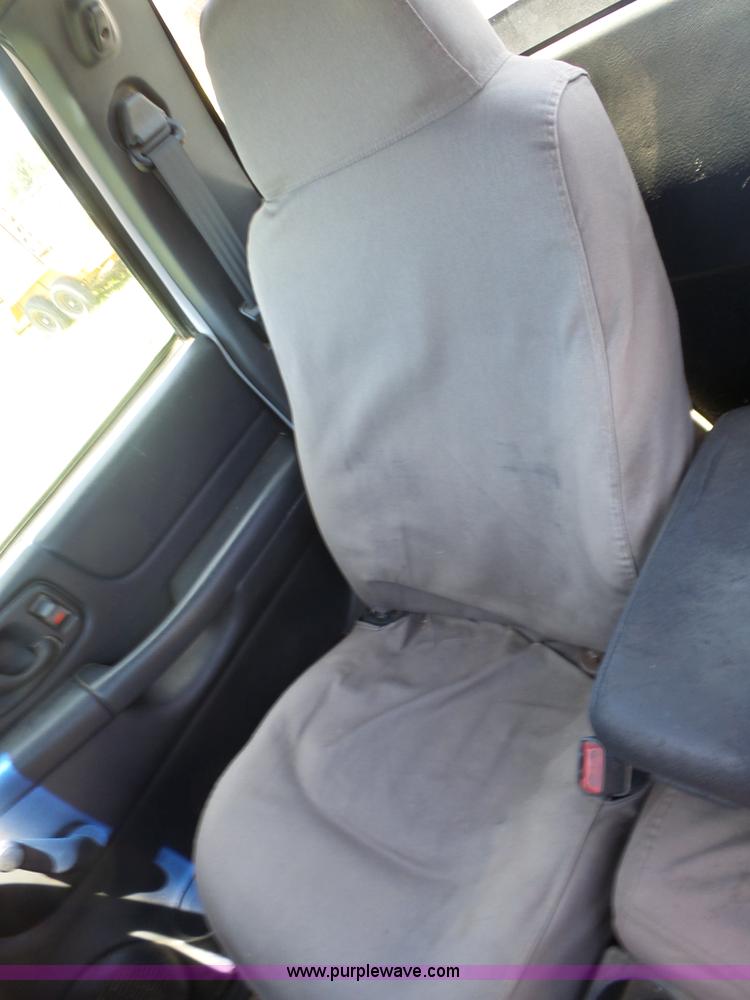 image for item BZ9579 2003 Chevrolet S10 pickup truck