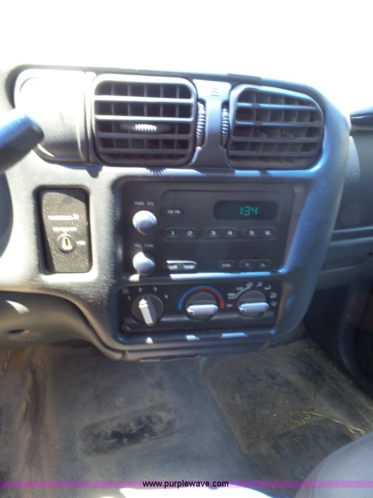 image for item BZ9579 2003 Chevrolet S10 pickup truck